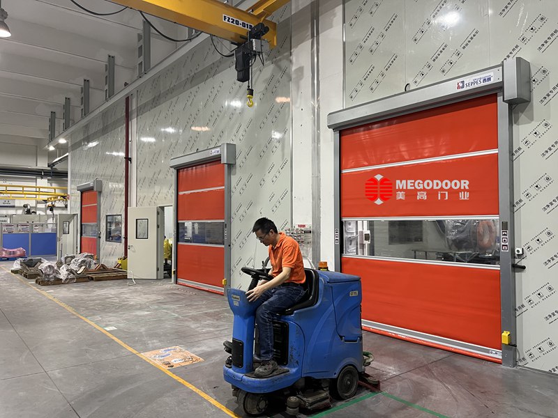 創(chuàng)新智能門控解決方案——可定制人車分流雷達的快速卷簾門插圖1